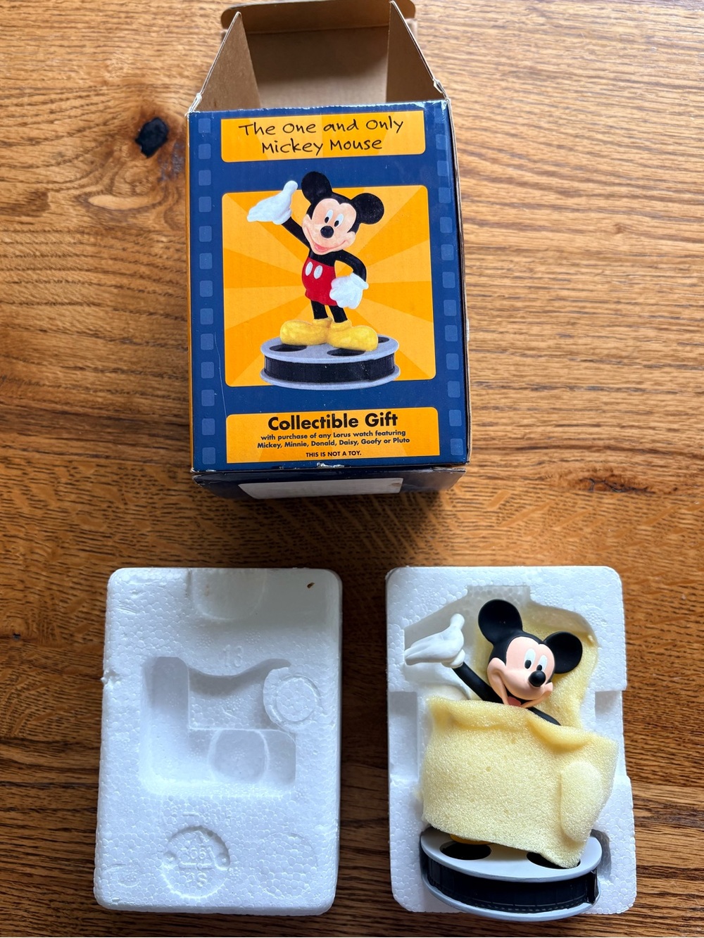 VTG 1999 Disney Mickey Mouse standing on film reel- Hand Painted Resin Figurine - Picture 15 of 15
